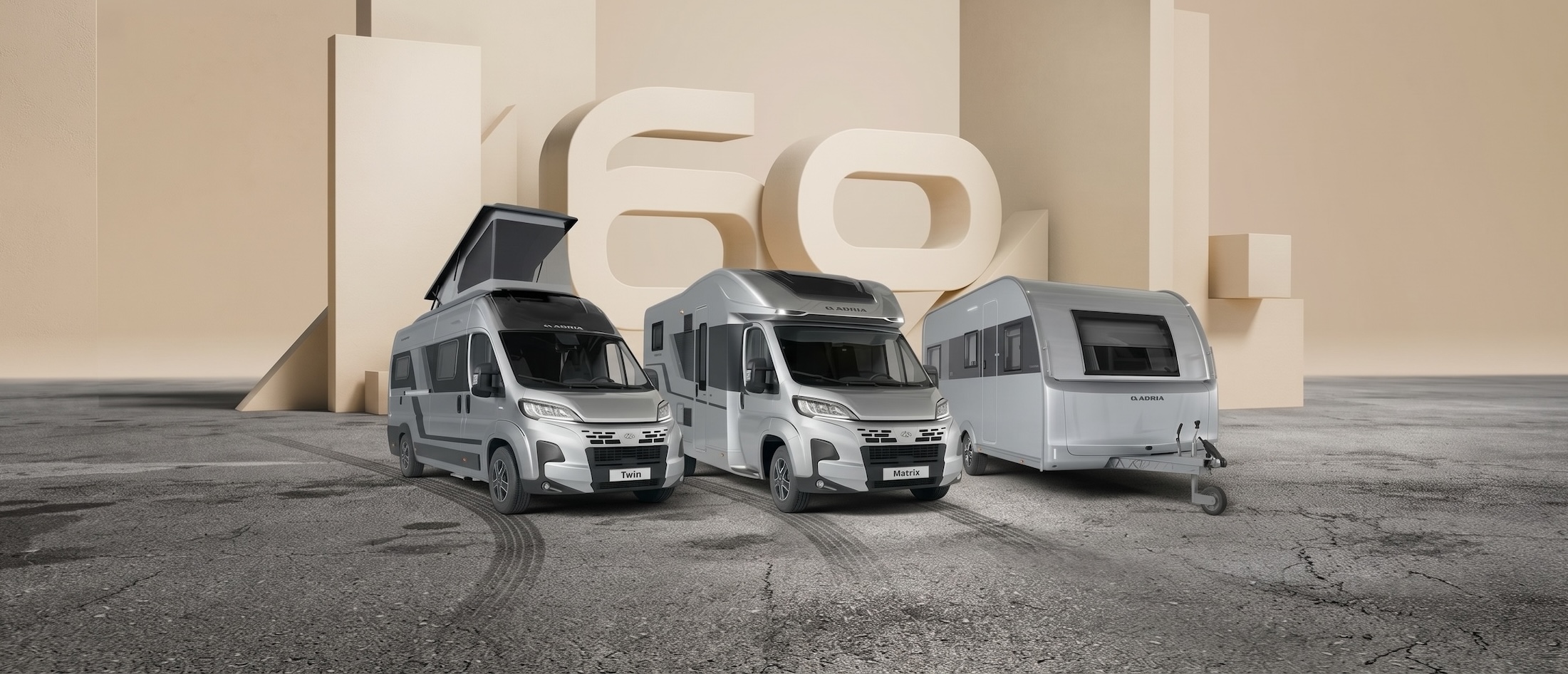 Adria Twin Kastenwagen, Adria Matrix Wohnmobil und Adria Wohnwagen vor einer Kulisse zum 60 jährigen Jubiläum