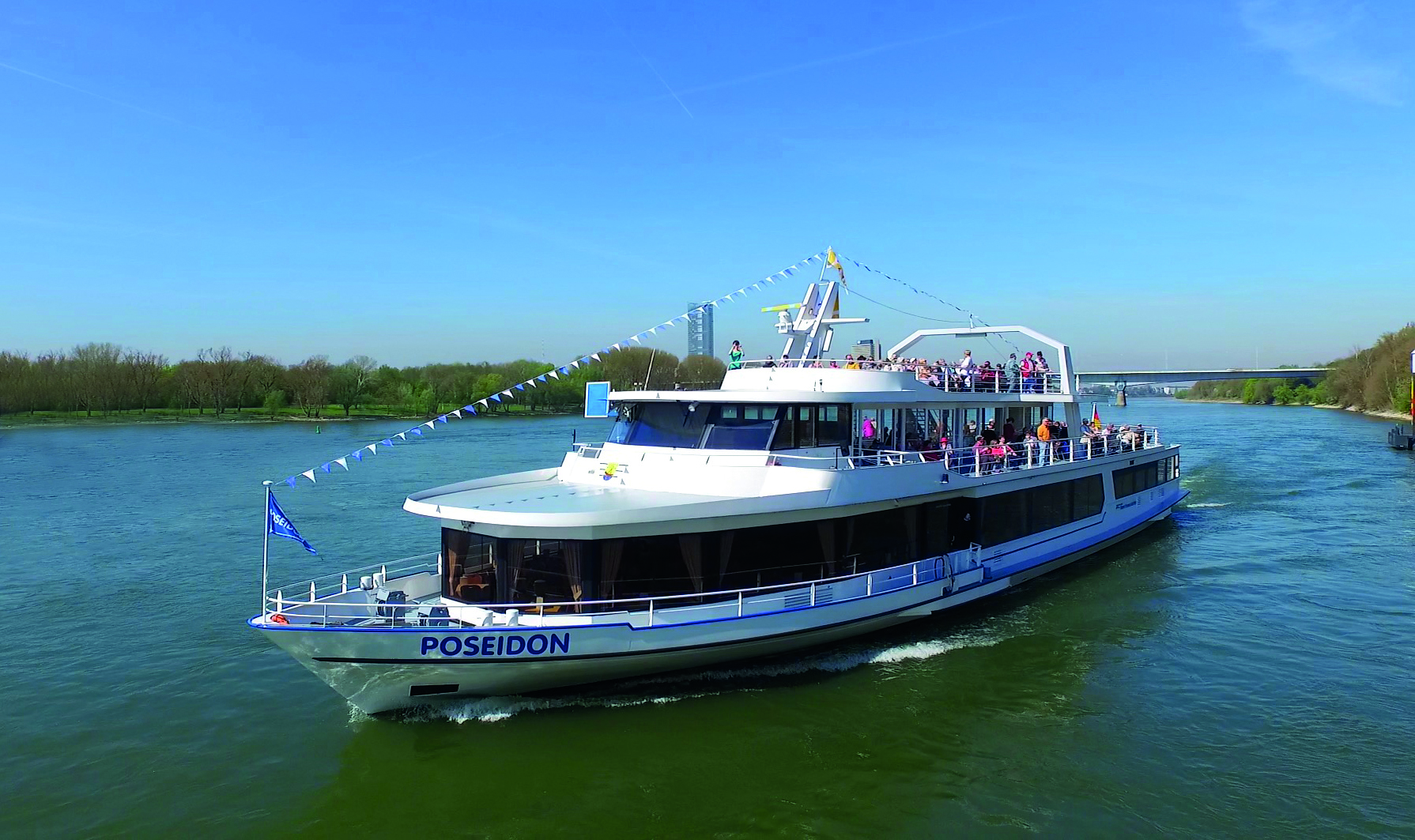 Fahrgastschiff Poseidon der Bonntourist Personenschiffahrt Schmitz GmbH mit Gästen an Deck auf dem Rhein bei Bonn